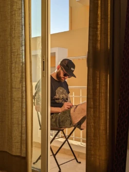 Illustrator Brian Storm mit Skizzenbuch